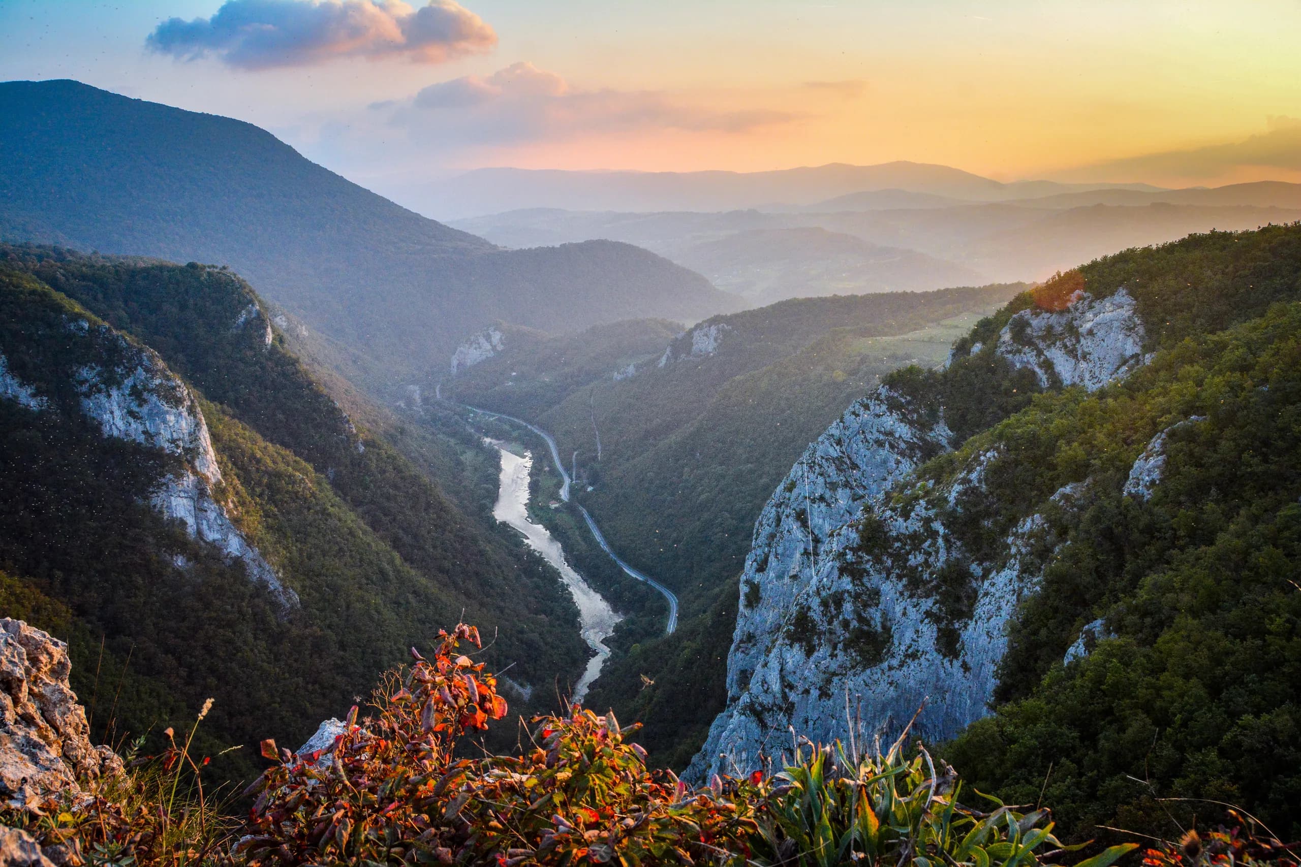 Blick von oben in den Vrbas-Canyon bei Tijesno mit Fluss und Straße im Licht der tiefstehenden Sonne
